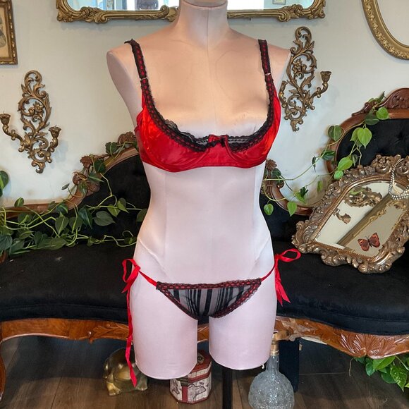 Vintage Fredericks of Hollywood Lace Underwire Bra & Panty Set Size 36B - Picture 1 of 5